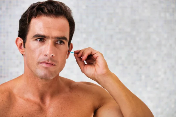 Portret Młodego Atrakcyjnego Mężczyzny Czyszczącego Uszy Pączkami Bawełny Łazience — Zdjęcie stockowe