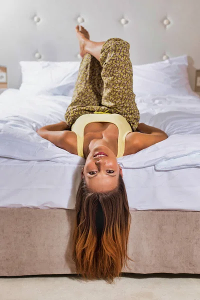 若い魅力的な女性がベッドの上に横たわって — ストック写真