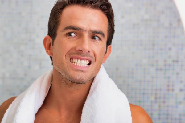 Retrato Homem Bonito Olhando Espelho Enquanto Verifica Seus Dentes — Fotografia de Stock