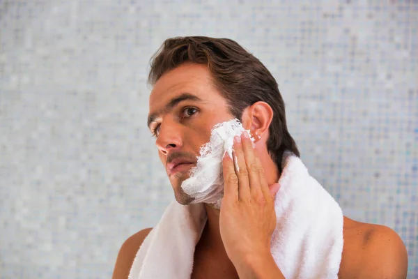 Retrato Jovem Atraente Homem Aplicando Espuma Facial Seu Rosto — Fotografia de Stock