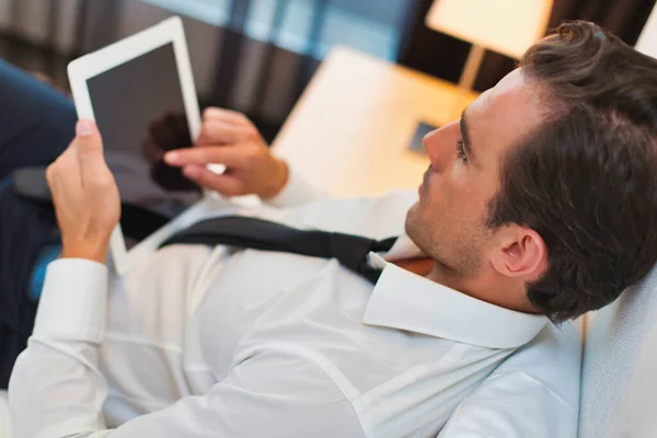 Uomo Affari Maturo Sdraiato Sul Letto Mentre Utilizza Tablet Digitale — Foto Stock