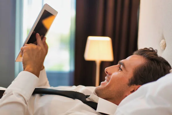 Reifer Geschäftsmann Liegt Hause Mit Digitalem Tablet Bett — Stockfoto
