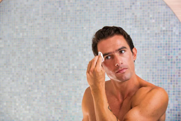 Retrato Jovem Atraente Homem Limpando Seu Rosto Com Algodão Toner — Fotografia de Stock
