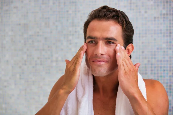 Retrato Homem Atraente Limpando Seu Rosto Com Espuma Facial Banheiro — Fotografia de Stock