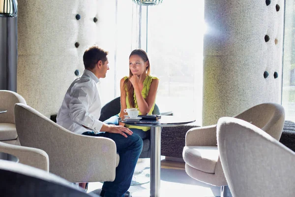 Geschäftsmann Sitzt Café Während Mit Geschäftspartner Pläne Diskutiert — Stockfoto