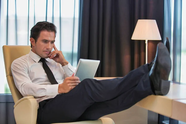 Uomo Affari Premuroso Utilizzando Tablet Digitale Mentre Seduto Con Bagliore — Foto Stock
