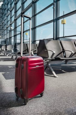 Boş biniş kapısındaki valizin fotoğrafı.