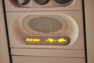 Uçak koltuğu kemeri açık.