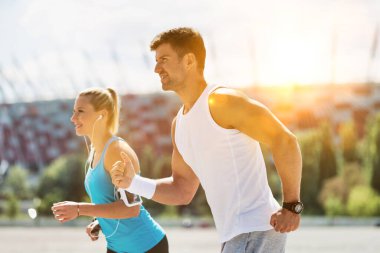 Genç çift parkta antrenman yapıyor.