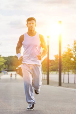 Parkta koşan çekici genç adamın portresi