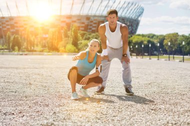 Şehrin ortasında spor yapan genç bir çift.