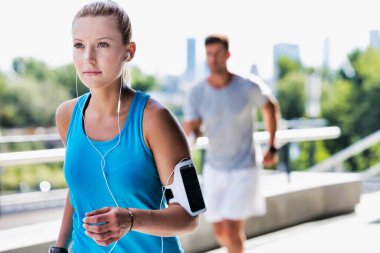 Genç çift parkta egzersiz yapıyor.