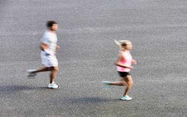 Genç çift şehirde egzersiz yapıyor.