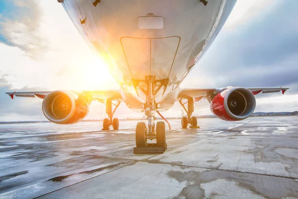 空港における航空機の低角度ビュー — ストック写真