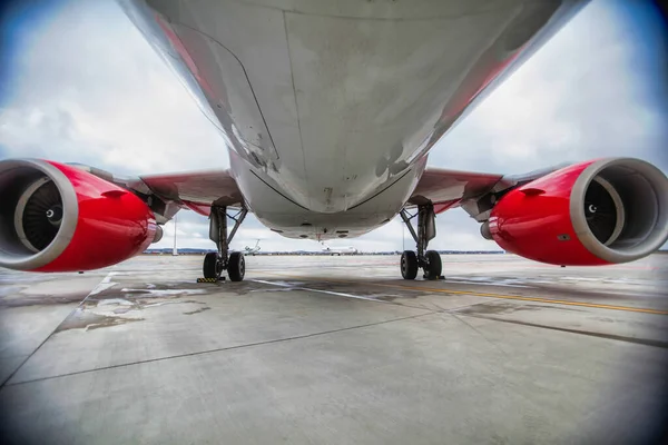 空港における航空機の低角度ビュー — ストック写真