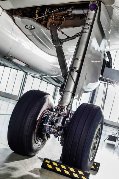 空港の飛行機の車輪の写真 — ストック写真