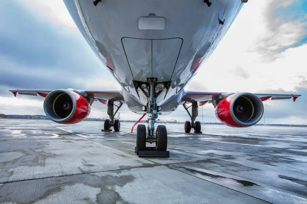 Tiefansicht Des Flugzeugs Auf Dem Flughafen — Stockfoto