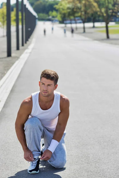 Young Couple Excersising Middle City — Stock Photo, Image