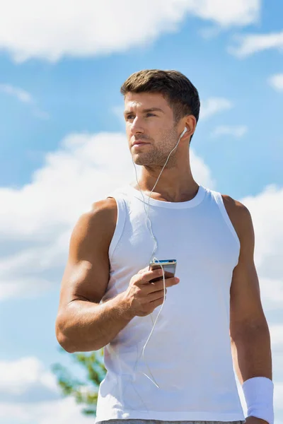 Retrato Jovem Atraente Homem Usar Ouvir Música Seu Smartphone Parque — Fotografia de Stock