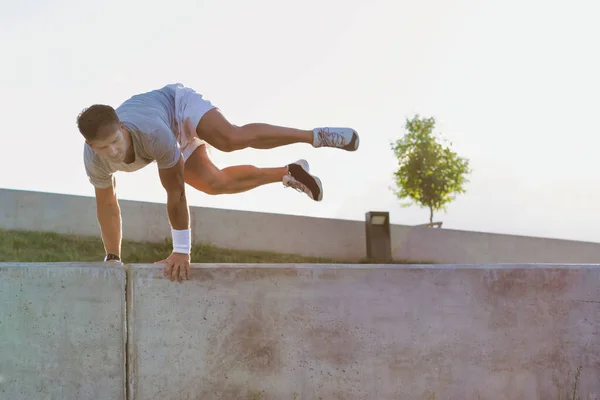 Молодой Привлекательный Мужчина Прыгает Стену — стоковое фото