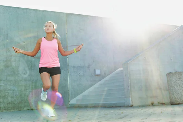 Ung Attraktiv Kvinna Tränar Genom Att Hoppa Rep — Stockfoto