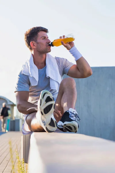 Ritratto Giovane Uomo Attraente Seduto Mentre Beve Bevanda Energetica — Foto Stock