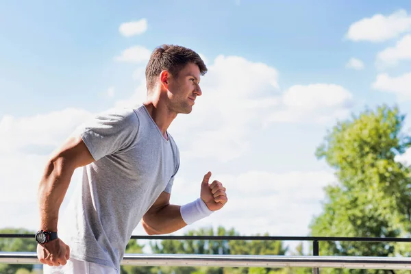 Ritratto Giovane Uomo Attraente Che Corre Nel Parco — Foto Stock