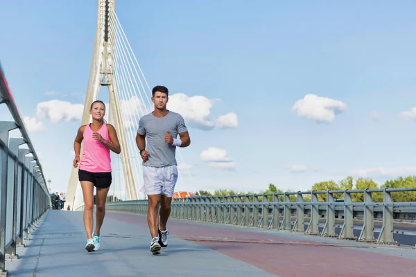 Coppia Giovane Esercizio Sul Ponte — Foto Stock