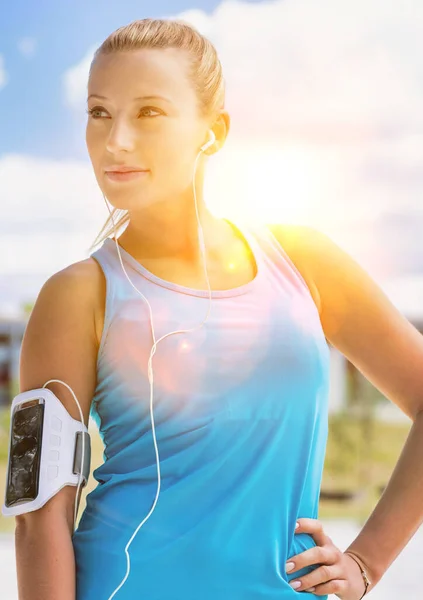 Porträtt Ung Attraktiv Kvinna Stående Medan Lyssnar Musik Sin Smartphone — Stockfoto