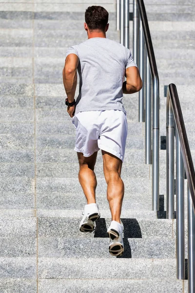 Retrato Jovem Atraente Homem Correndo Escadas — Fotografia de Stock