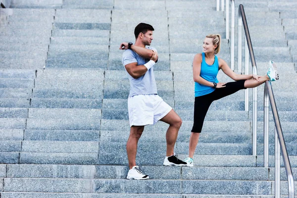 Joven Pareja Atractiva Haciendo Ejercicio Las Escaleras —  Fotos de Stock