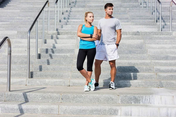 Joven Pareja Atractiva Haciendo Ejercicio Las Escaleras —  Fotos de Stock