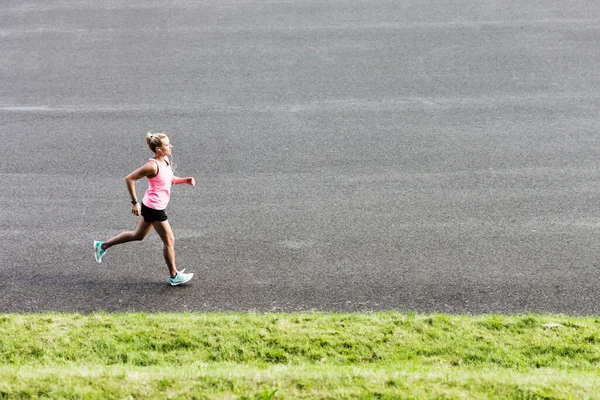 Portret Młodej Atrakcyjnej Kobiety Biegającej Parku — Zdjęcie stockowe