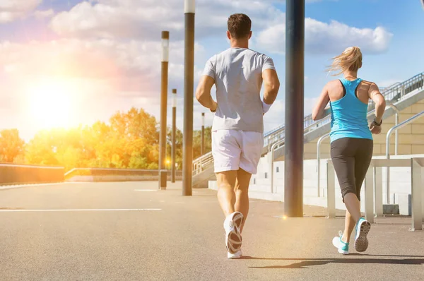 Pareja Joven Haciendo Ejercicio Parque — Foto de Stock