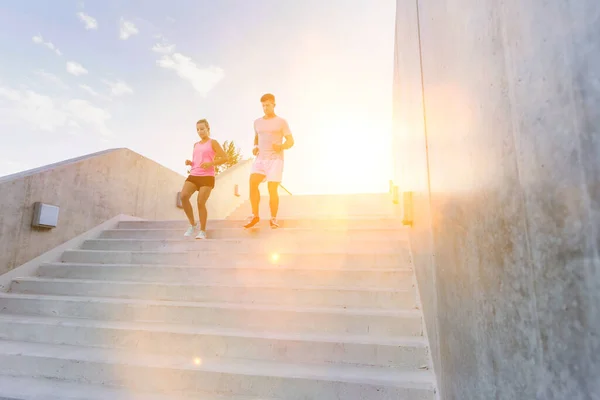 若い魅力的なカップルが階段で運動 — ストック写真
