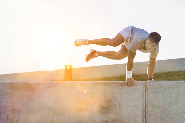 Giovane Uomo Attraente Saltando Sul Muro — Foto Stock
