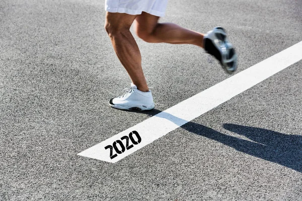 Hombre Corriendo Línea Blanca Con Año 2020 Signo — Foto de Stock