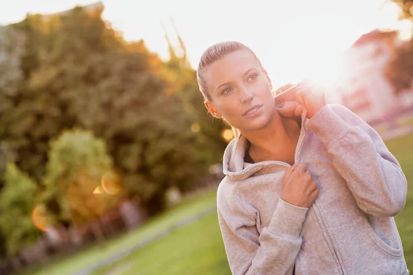 Porträtt Ung Attraktiv Kvinna Ler När Hon Står Och Dragkedja — Stockfoto