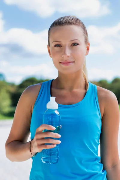 Portret Młodej Atrakcyjnej Kobiety Pijącej Napój Energetyczny Parku — Zdjęcie stockowe