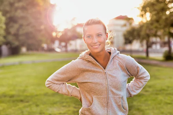 Portret Van Een Jonge Aantrekkelijke Vrouw Het Park — Stockfoto