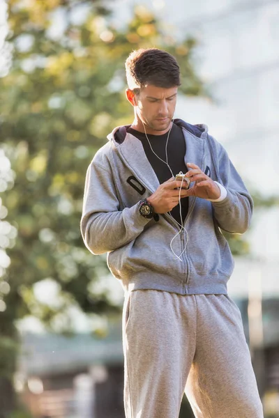 Retrato Jovem Atraente Homem Ouvindo Música Com Fones Ouvido Parque — Fotografia de Stock