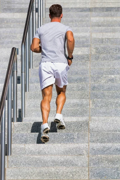 Giovane Uomo Attraente Correre Nelle Scale — Foto Stock