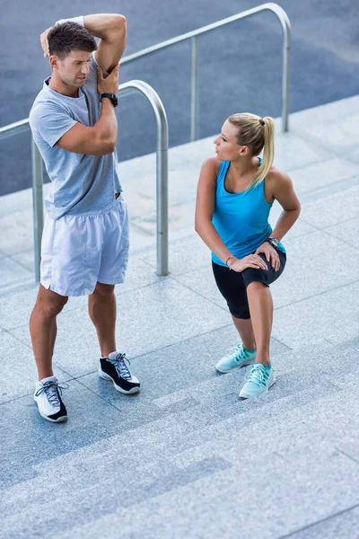 Jeune Couple Attrayant Faisant Exercice Sur Escalier — Photo