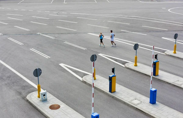 Jovem Casal Excersising Meio Cidade — Fotografia de Stock