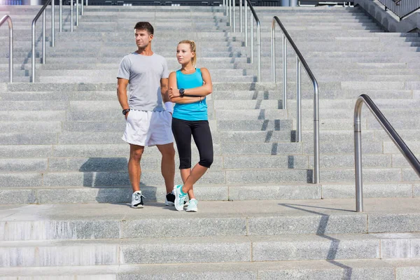 Joven Pareja Atractiva Haciendo Ejercicio Las Escaleras —  Fotos de Stock