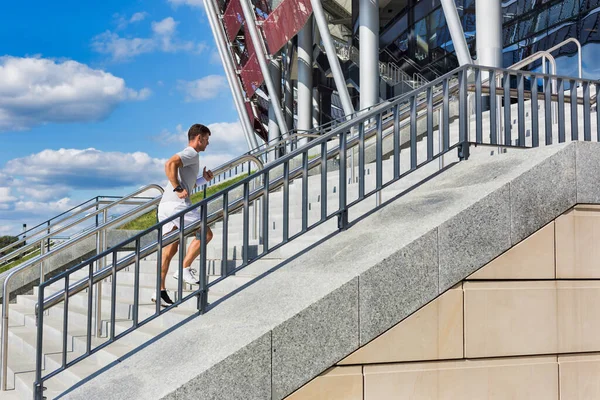 Jeune Homme Attrayant Courant Dans Les Escaliers — Photo