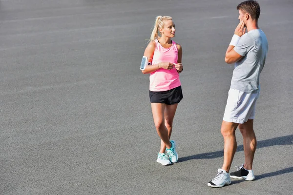 Jong Paar Staan Terwijl Praten Het Sporten — Stockfoto