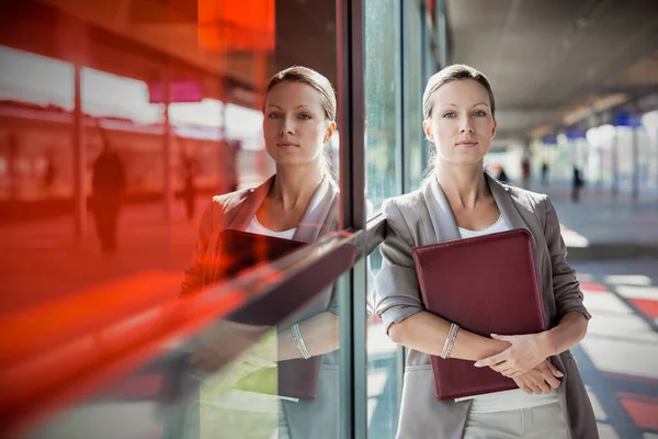 Jonge Aantrekkelijke Zakenvrouw Staan Terwijl Het Houden Van Document — Stockfoto