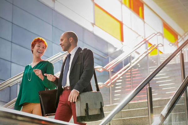 Retrato Hombre Negocios Mujer Negocios Hablando Mientras Bajaba Las Escaleras —  Fotos de Stock