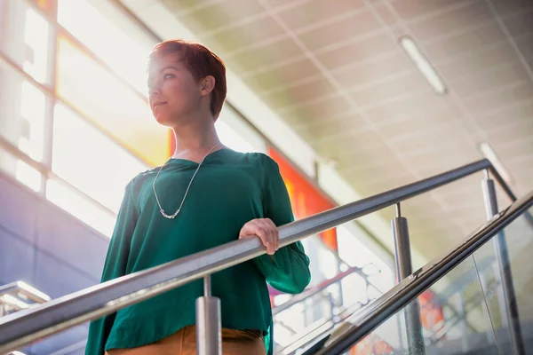 Retrato Una Joven Atractiva Mujer Negocios Bajando Escaleras — Foto de Stock